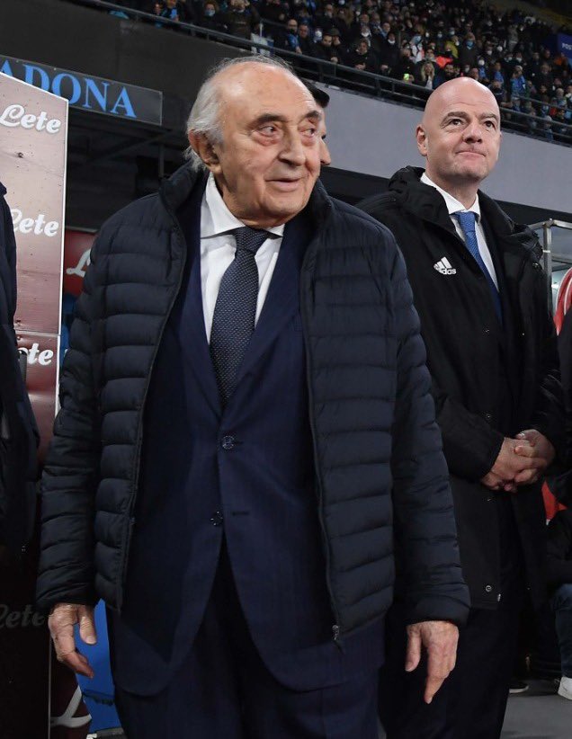 L’ex presidente del Napoli Ferlaino è caduto dalle scale. Il post del club: “Forza presidente” preview