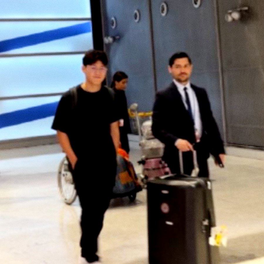 Kang-in Lee in aeroporto a Parigi, il PSG pronto a concludere il colpo da 22 milioni article-post