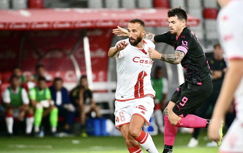 Serie B, il Bari resiste in nove uomini al Palermo (0-0). Di Mariano sbaglia dal dischetto, annullata la rete di Brunori al 99′ preview