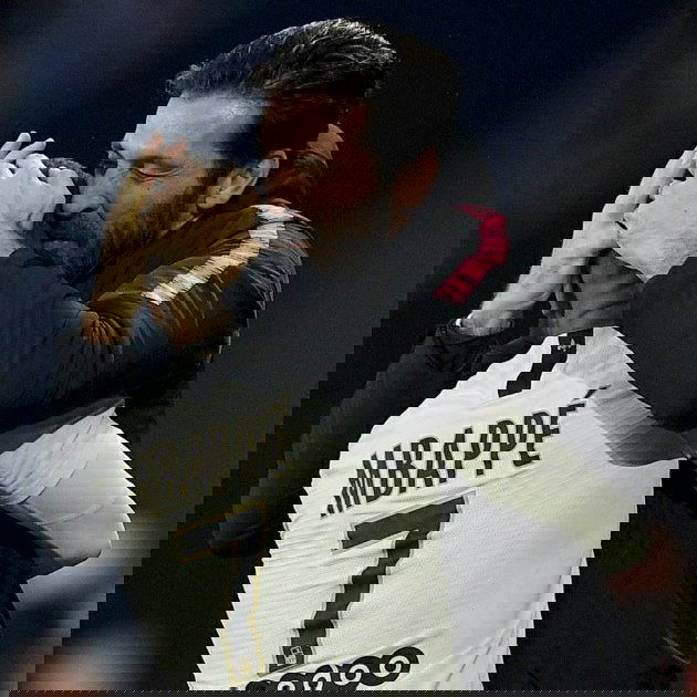 Buffon, quanti omaggi sui social. Mbappé: “Un onore incrociare la tua leggendaria carriera” article-post