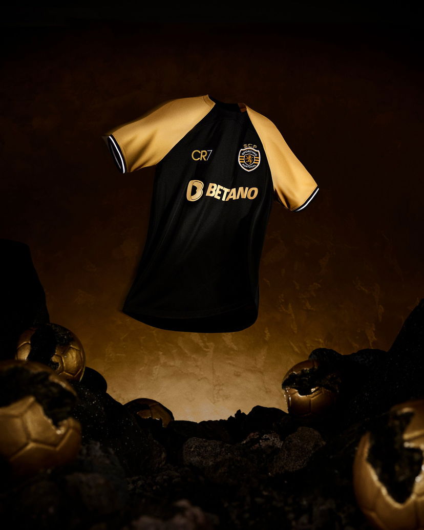 Ronaldo, lo Sporting gli dedica la terza maglia a vent’anni dal suo addio preview