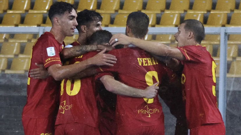 Serie B, il Catanzaro vince 2-1 contro la Ternana. Decide il rigore di Vandeputte all’89 preview