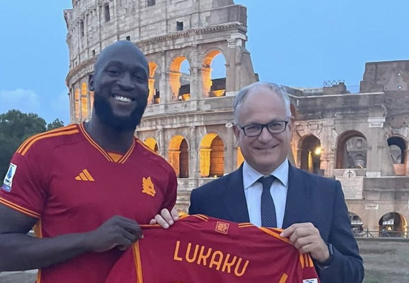 Il sindaco Gualtieri posa con la maglia di Lukaku. Scoppia la polemica dei tifosi della Lazio preview