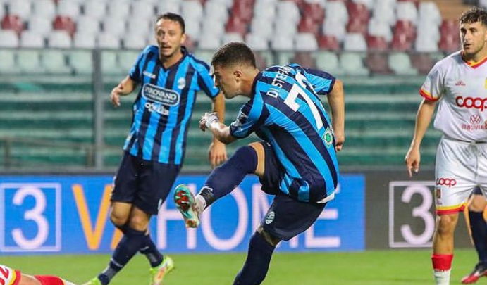 Lecco-Ascoli, Di Stefano pareggia dagli undici metri. Ma viene annullato per doppio tocco preview