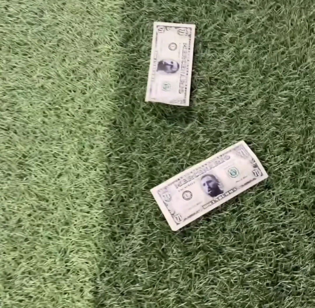 Il ritorno di Donnarumma a San Siro: fischi assordanti e dollari con la sua immagine lanciati in campo article-post