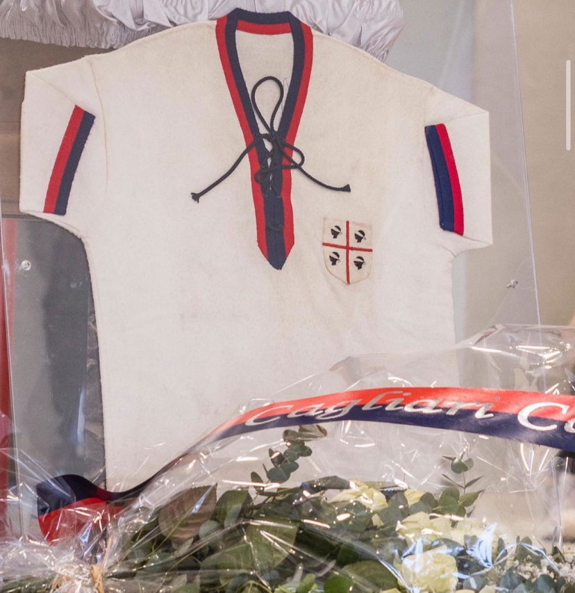 Gigi Riva, il feretro è arrivato alla Basilica di Nostra Signora di Bonaria. Alle 16 il funerale preview