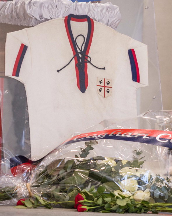 Camera ardente di Gigi Riva allo stadio a Cagliari. La squadra omaggia la sua leggenda article-post