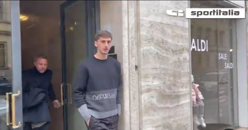 Kumbulla soddisfatto dopo la firma con il Sassuolo. La foto preview