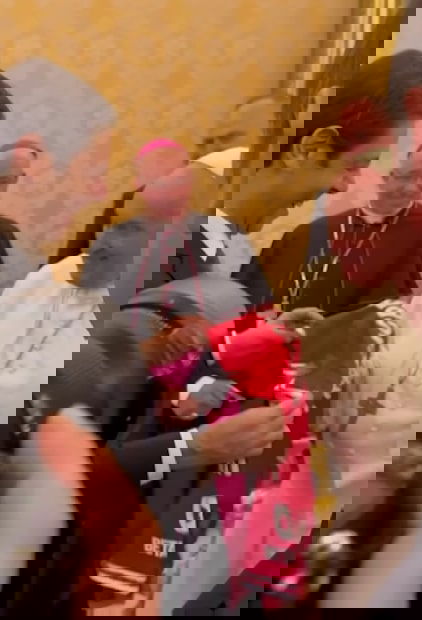 Il Benfica festeggia 120 anni di storia. Il presidente Rui Costa regala una maglietta a Papa Francesco article-post