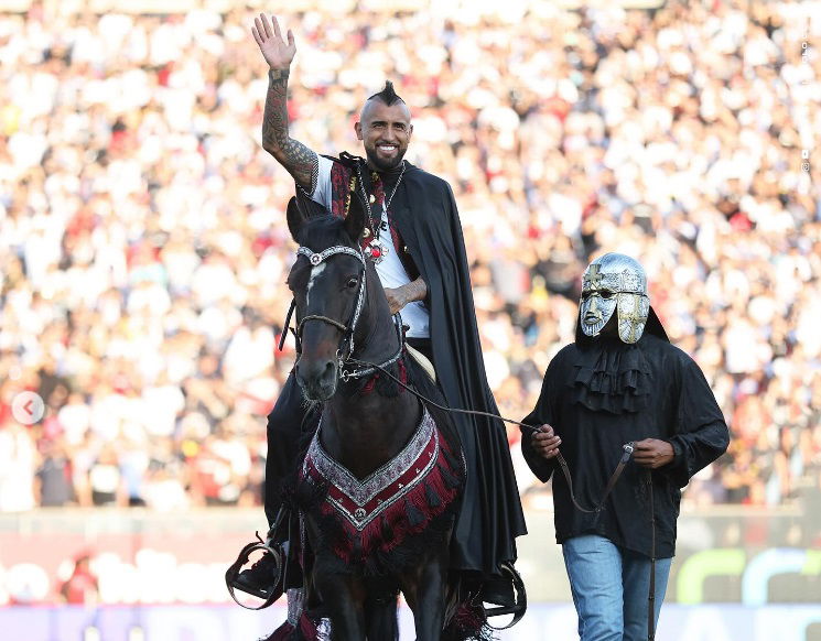 Vidal torna al Colo Colo. Presentazione leggendaria davanti a 35.000 persone. Entra in campo a cavallo vestito da Re Artù preview