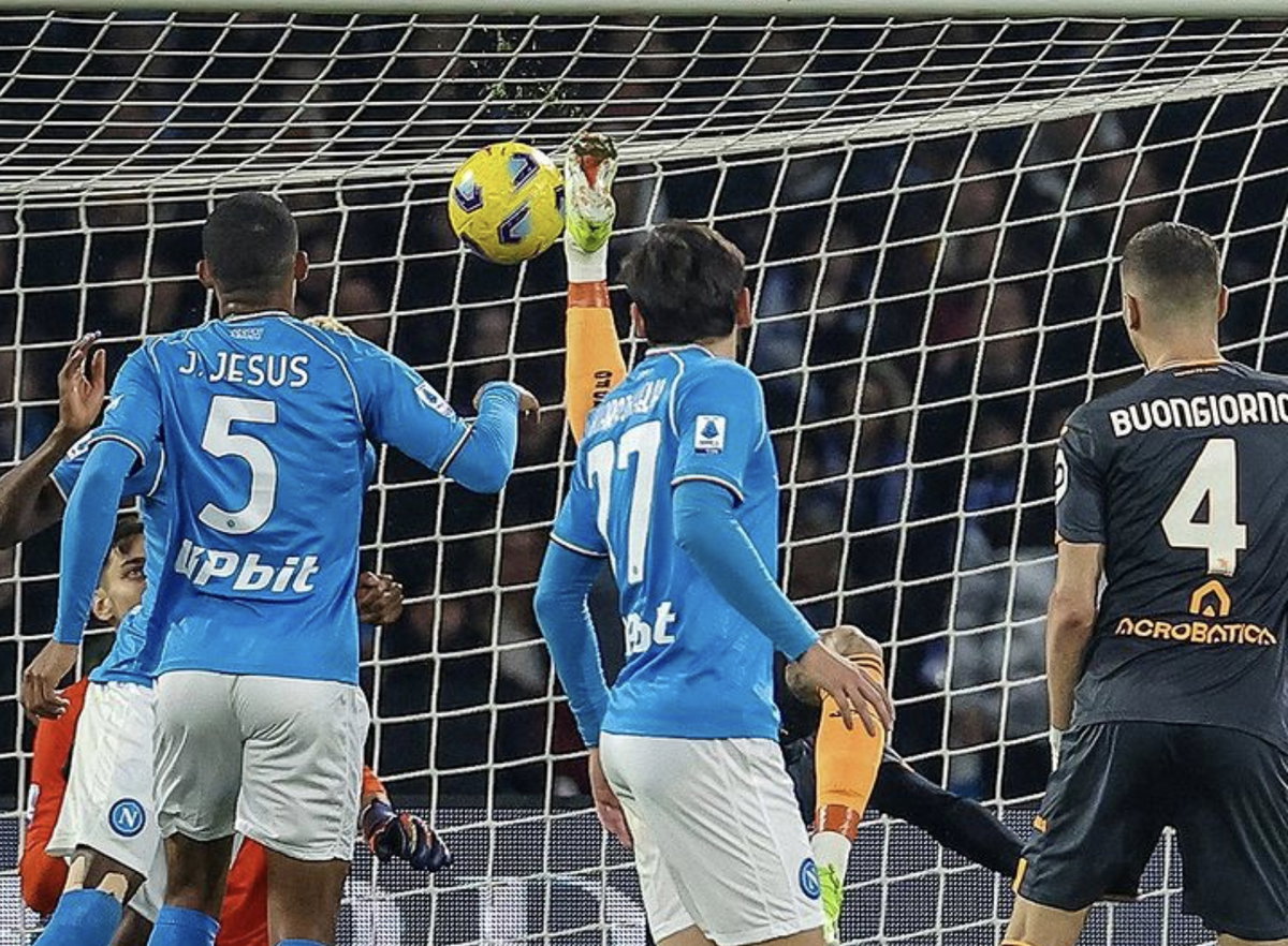 Un super Kvara apre, Sanabria risponde in rovesciata: parità tra Napoli e Torino (1-1) article-post