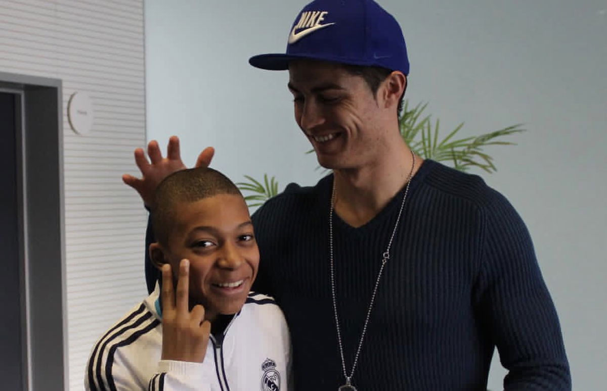 Mbappè: “Mi piacerebbe giocare con Ronaldo, ma sarà difficile. Messi? Ho un ottimo rapporto, non avrei mai pensato di poter essere suo compagno di squadra” article-post