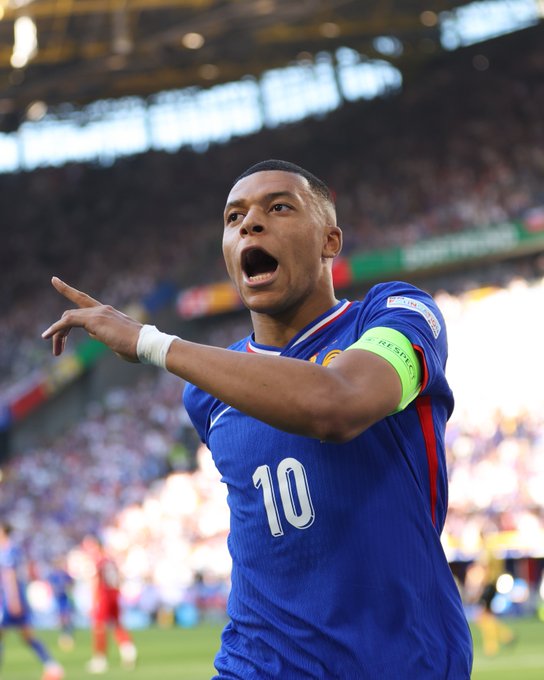 Real Madrid, Mbappé avrà il numero 9 preview