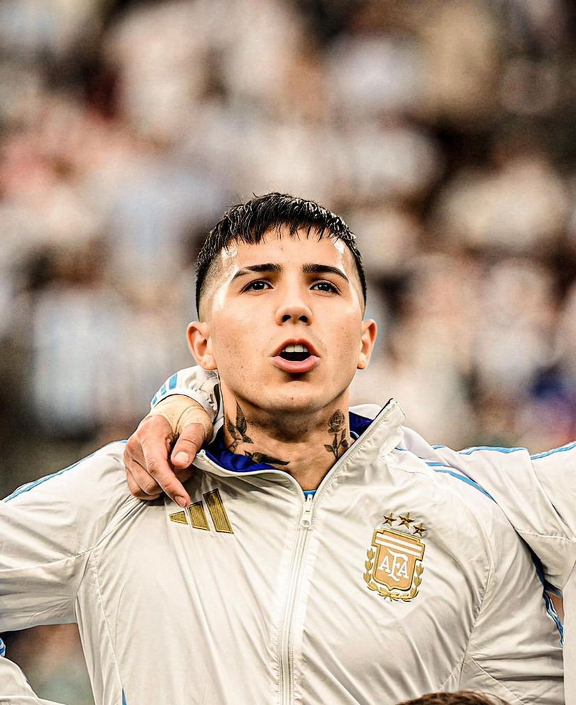 Enzo Fernandez, il Chelsea prende provvedimenti per i cori razzisti: “Avviata una procedura disciplinare interna” preview