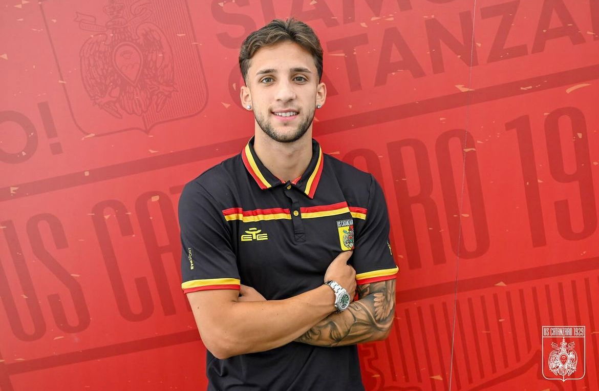 Catanzaro, Pagano si presenta: “Non smetterò mai di ringraziare la Roma. Per me essere qui è una grande opportunità” article-post