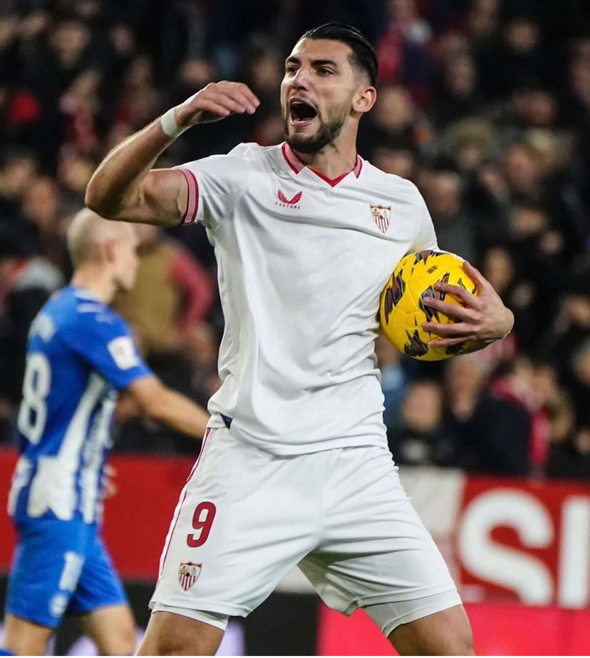 Valencia, Rafa Mir è arrivato in città per le visite mediche preview