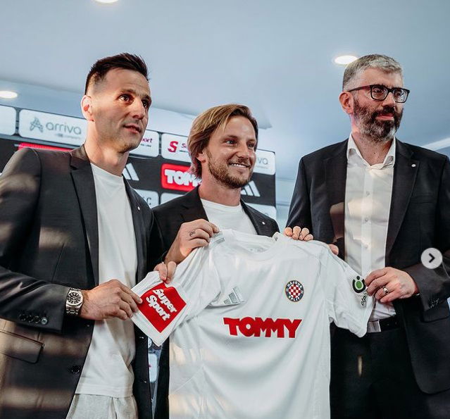 Rakitic all’Hajduk Spalato, accoglienza da brividi: “Un onore giocare nel mio Paese. Questo club è straordinario” preview