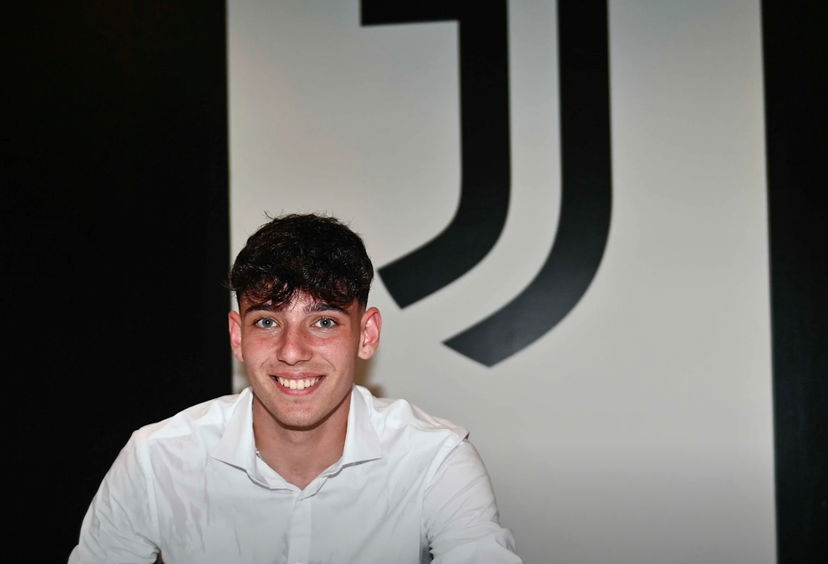 Ufficiale: Juventus, Vacca firma il suo primo contratto da professionista preview