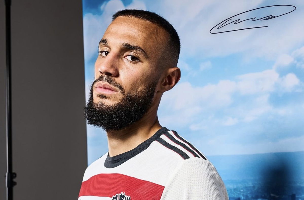 Ufficiale: Mazraoui è un nuovo calciatore del Manchester United article-post