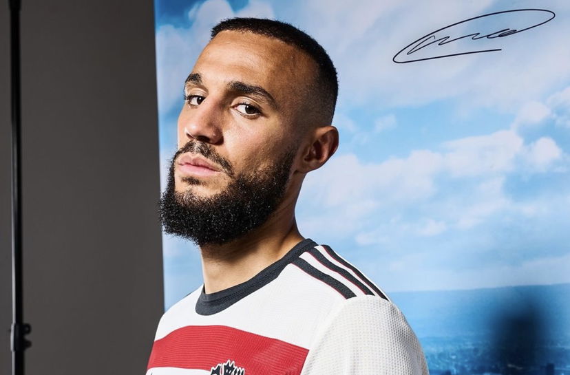 United-Everton, Mazraoui rifiuta di indossare la giacca pro LGBTQ+. La squadra lo segue nella scelta preview