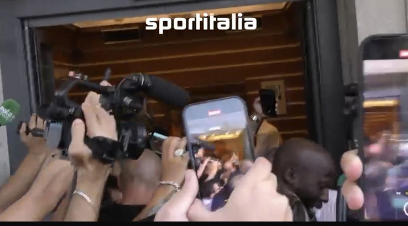 Lukaku a Villa Stuart per le visite mediche con il Napoli. Tifosi in delirio. Il video preview
