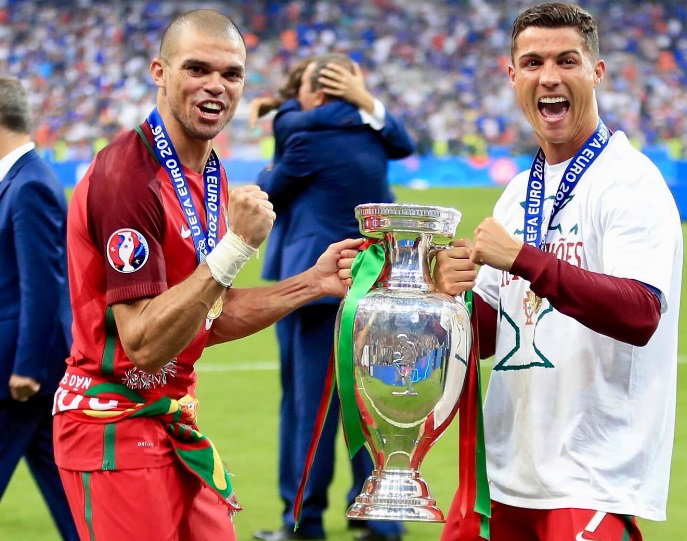 Pepe lascia il calcio a 41 anni. Il messaggio di CR7: “Abbiamo vinto tutto, non ci sono parole. Grazie di tutto” preview