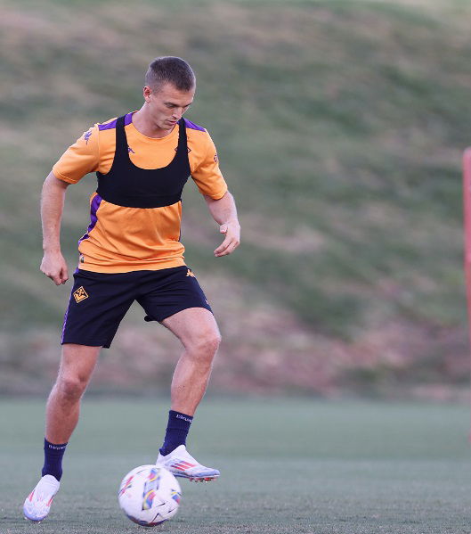 Primo allenamento con la Fiorentina per Gudmundsson. Le foto del club preview