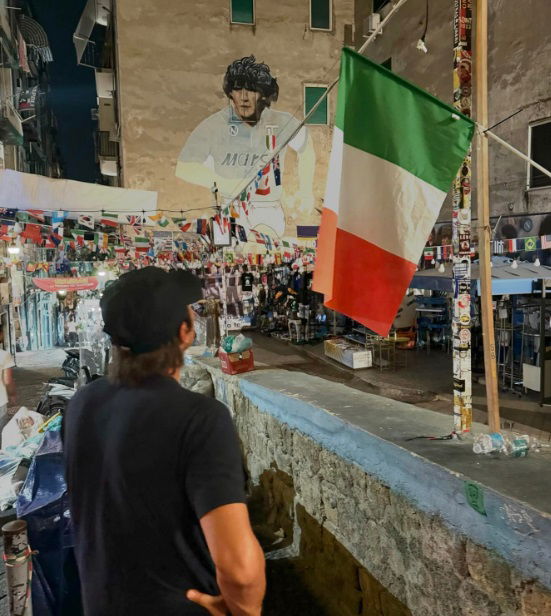 Conte fa visita al murales di Maradona. Le foto pubblicate su Instagram preview