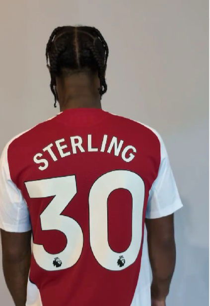 Arsenal, svelato il numero di maglia di Sterling. Avrà il 30 preview
