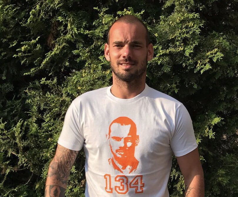 Sneijder: “Busquets, un piagnucolone assoluto” preview