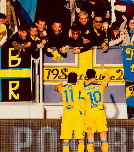 Il Frosinone aggancia il Cosenza in classifica. Agli uomini di Greco basta l’autorete di Martino preview