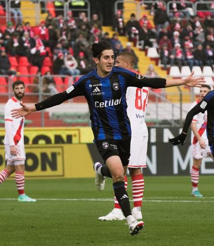 Il Pisa (3-2) vola in testa col Sassuolo, sorride il Bari con Dorval. Pareggio a Modena (1-1), il Palermo cade a Carrara article-post