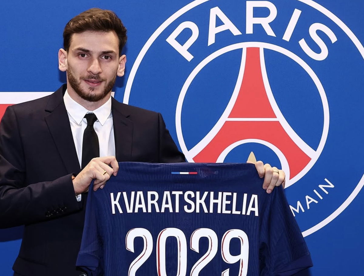 Kvara si presenta al PSG: “È un sogno essere qui, non vedo l’ora di indossare questi colori” article-post