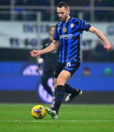 De Vrij al 93’ risponde a Reijnders e salva l’Inter. Tre legni nerazzurri e tre gol annullati preview