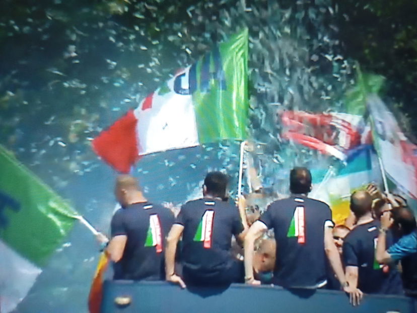 Festa Scudetto Napoli: iniziata la parata con i bus scoperti preview