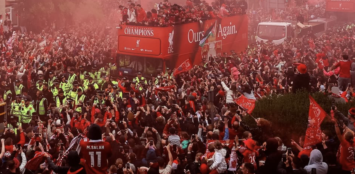 Auto contro la folla durante la parata del Liverpool: ci sono feriti article-post