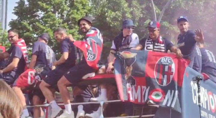 Bologna, festa con il pullman scoperto per festeggiare la Coppa Italia preview