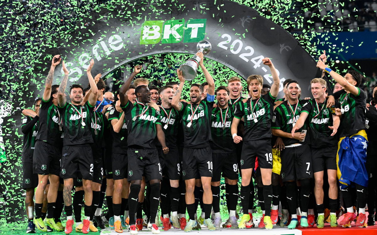 Sassuolo campione della Serie B. La squadra riceve il trofeo article-post