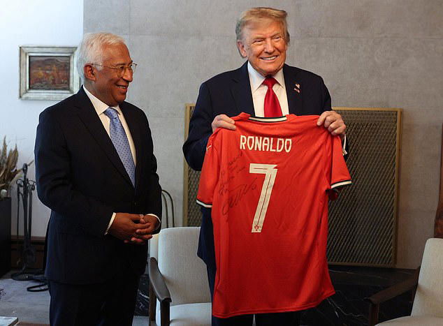 Ronaldo, maglia “Playing for Peace” consegnata a Trump durante il G7 preview