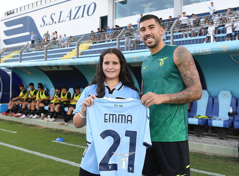 Lazio, la tifosa Emma non fu fatta entrare in un locale. Il club la accoglie a Formello preview