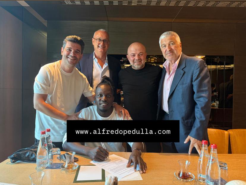 Ali Sowe, tre anni con il Rizespor. La foto della firma article-post