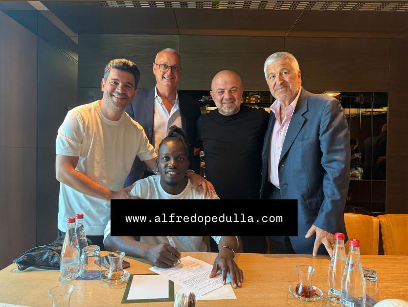 Ali Sowe, tre anni con il Rizespor. La foto della firma preview