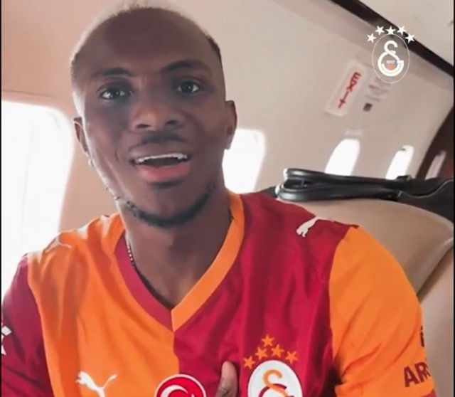 Osimhen con la maglia del Galatasaray in aereo: “Solo il Gala” article-post