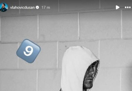 Vlahovic, segnali social: una foto in bianco e nero e il numero 9 al centro article-post