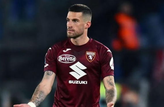 Polemiche per Biraghi con un tifoso. L’esterno chiarisce: “Era solo una battuta. Chi sa come vincere il derby ce lo dica” article-post