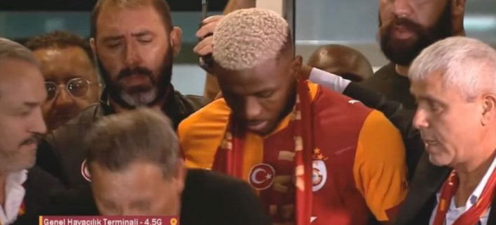 Osimhen è atterrato a Istanbul, folla in delirio ad attenderlo: “Sono tornato nel posto che amo” article-post