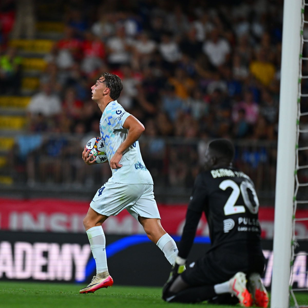 Pio Esposito: “Felice del gol, tanta gratitudine per Chivu. Lavoriamo per vincere” article-post