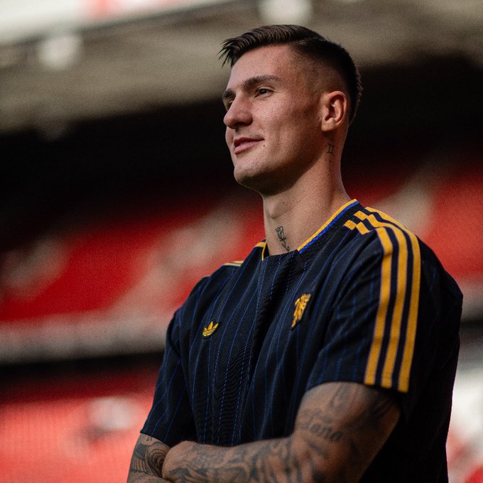 Manchester United, problema al ginocchio per Sesko. Sarà out un mese preview