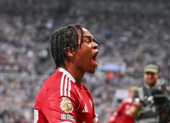 Pazzo Liverpool, avanti 2-0 (con un uomo in più), si fa raggiungere dal Newcastle. Poi vince al 110′ con il 16enne Ngumoha article-post