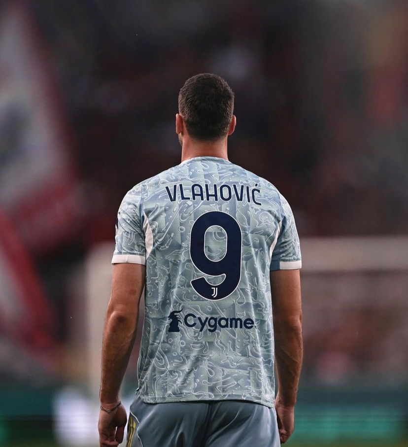 Vlahovic usa Goku e Dragon Ball per un messaggio social: “L’intervento è andato bene, ci vediamo presto” preview